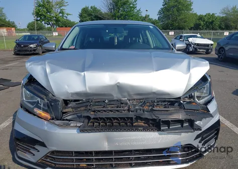 2017 Volkswagen Passat 1.8T R-Line z USA, uszkodzony, nr VIN 1VWDT7A38HC048069